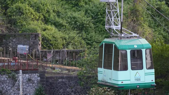 Al menos cuatro muertos y un herido grave tras la caída de un teleférico en Nápoles. Al menos cuatro muertos y un herido grave tras la caída de un teleférico en Nápoles.