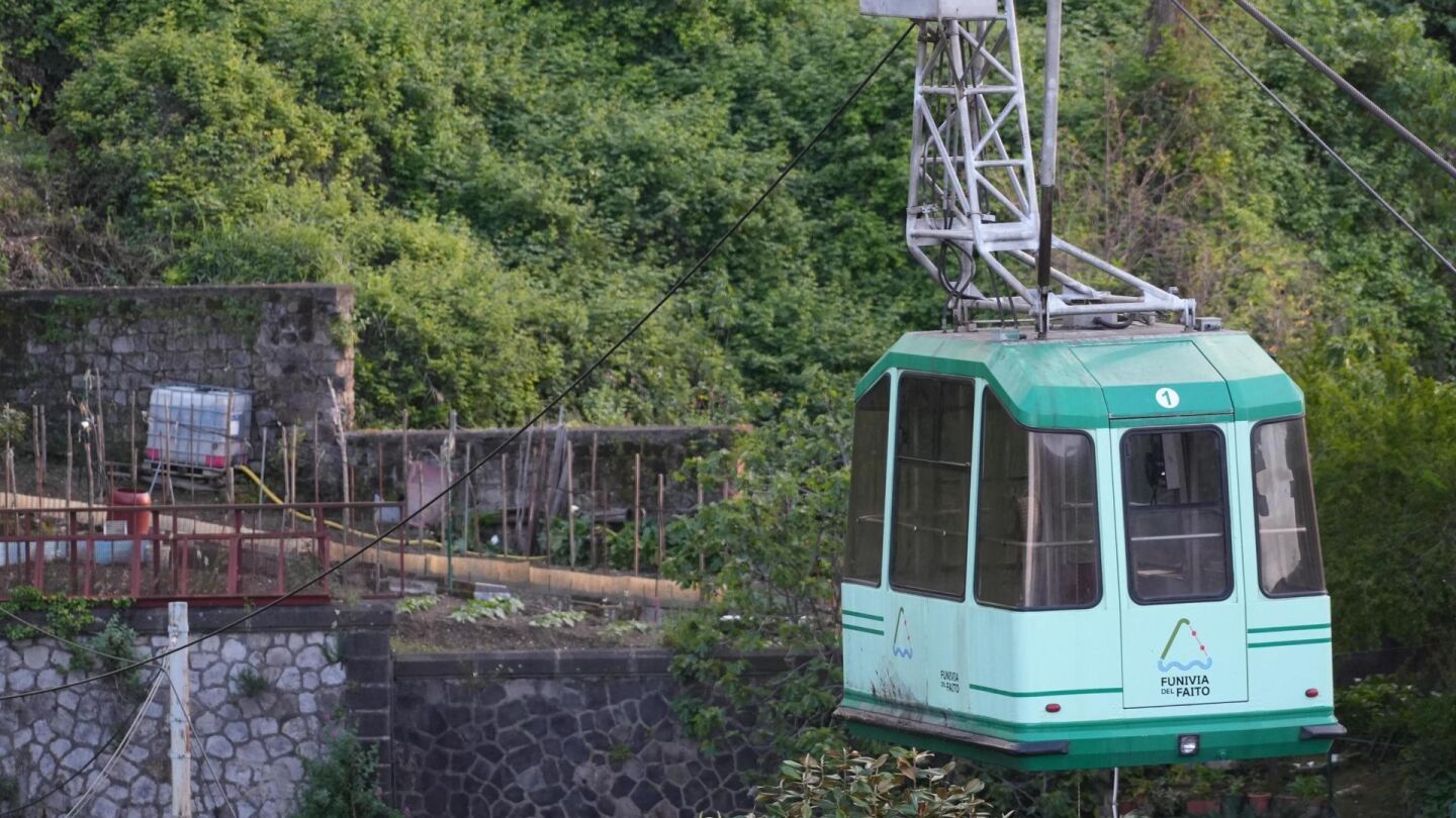 Al menos cuatro muertos y un herido grave tras la caída de un teleférico en Nápoles.