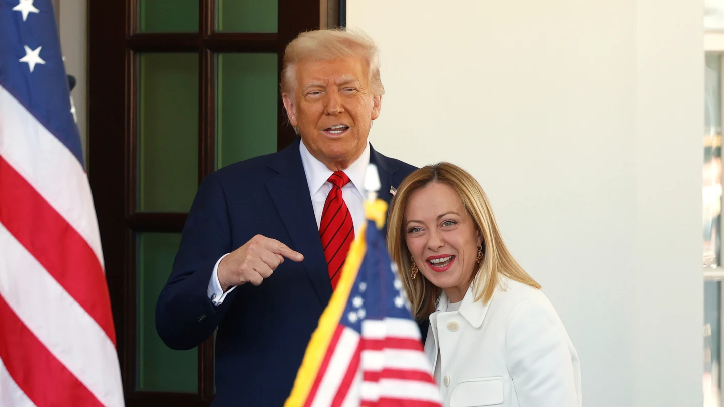 El presidente de Estados Unidos (EEUU), Donald Trump, recibe en la Casa Blanca a la primera ministra italiana, Giorgia Meloni. El presidente de Estados Unidos (EEUU), Donald Trump, recibe en la Casa Blanca a la primera ministra italiana, Giorgia Meloni.