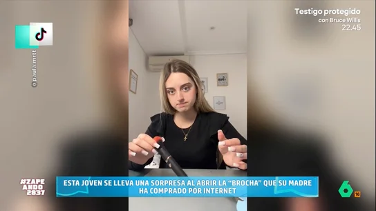 La sorpresa de una joven al confundir el juguete sexual de su madre con una brocha de maquillaje Una joven influencer se llevaba la sorpresa de su vida al hacer un 'unboxing' de lo que ella piensa que es una brocha de maquillaje automática que ha comprado su madre y descubrir que, en realidad, es un juguete sexual.