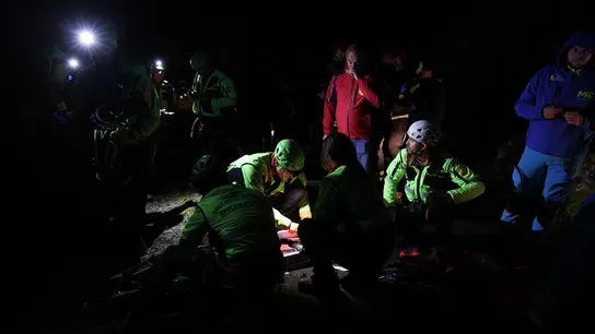 Tareas de rescate en el teleférico accidentado en Nápoles. Tareas de rescate en el teleférico accidentado en Nápoles.