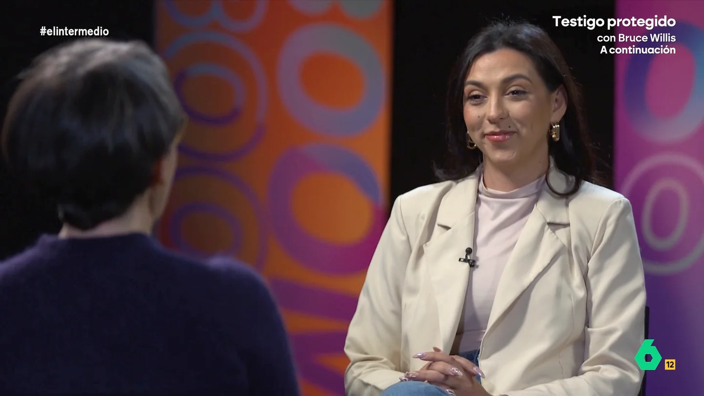 Arabia Pozo, influencer gitana: "Revindicamos la aceptación, la igualdad y la inclusión, que no la integración" La joven publicó un vídeo en sus redes sociales hablando sobre el origen de la Feria de Sevilla y, desde entonces, comparte contenido curioso sobre el pueblo gitano. Sus vídeos sobre divulgación, como cuenta, tienen una respuesta "bastante positiva".