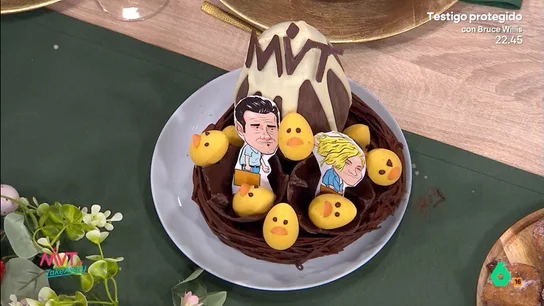 Cristina Pardo e Iñaki López abren la Mona de Pascua de Más Vale Tarde: "¿Es maciza? ¿Trae regalo?" En Cataluña, los padrinos regalan a sus ahijados este dulce el lunes de Pascua. En el programa no han podido resistirse a esta tradición y han traído su propia mona de Pascua que incluye, además, una pequeña sorpresa.
