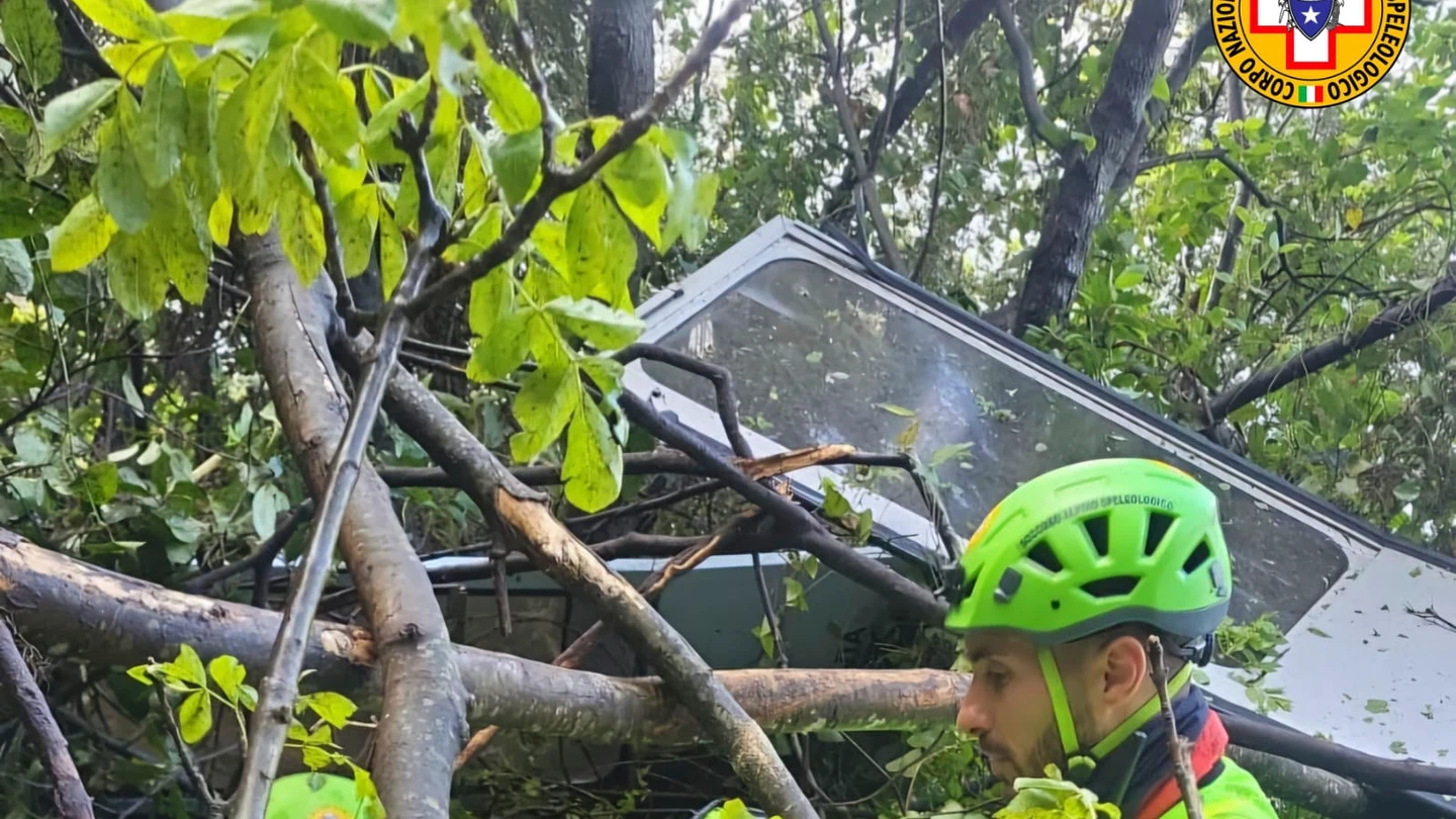 Al menos cuatro muertos y un herido grave tras la caída de un teleférico en Nápoles. Al menos cuatro muertos y un herido grave tras la caída de un teleférico en Nápoles.