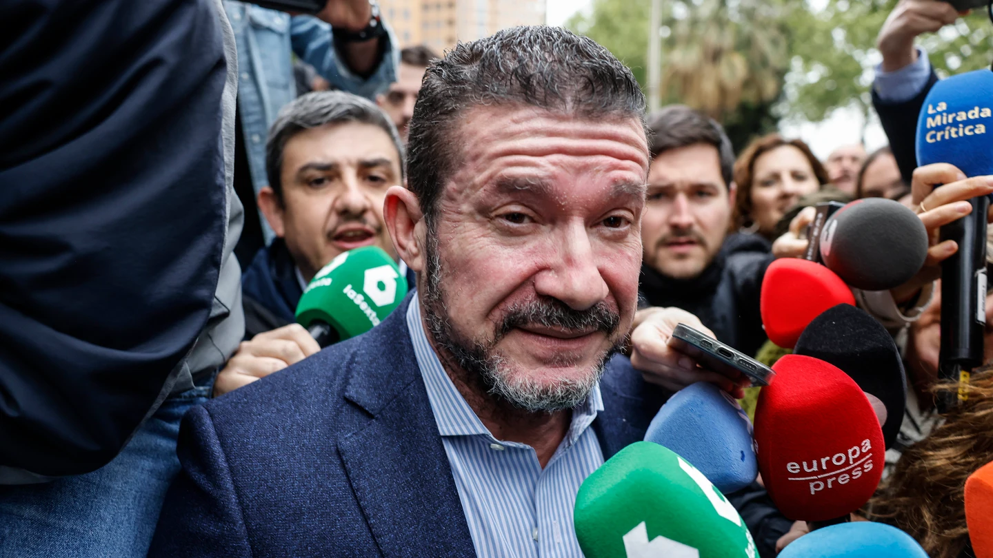 El exsecretario autonómico de Emergencias Emilio Argüeso ofrece declaraciones a los medios. El exsecretario autonómico de Emergencias Emilio Argüeso ofrece declaraciones a los medios.