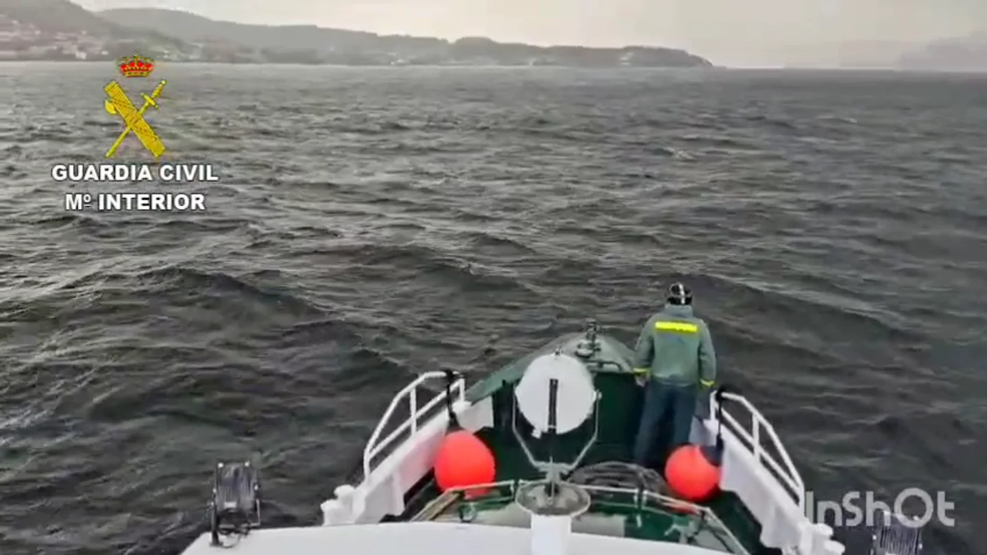 La misteriosa desaparición de una barca de recreo en la ría de Pontevedra tras verse una columna de humo La misteriosa desaparición de una barca de recreo en la ría de Pontevedra tras verse una columna de humo