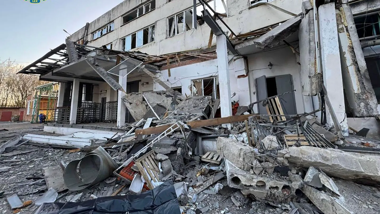 Edificios destrozados en Sumy tras un ataque ruso Edificios destrozados en Sumy tras un ataque ruso