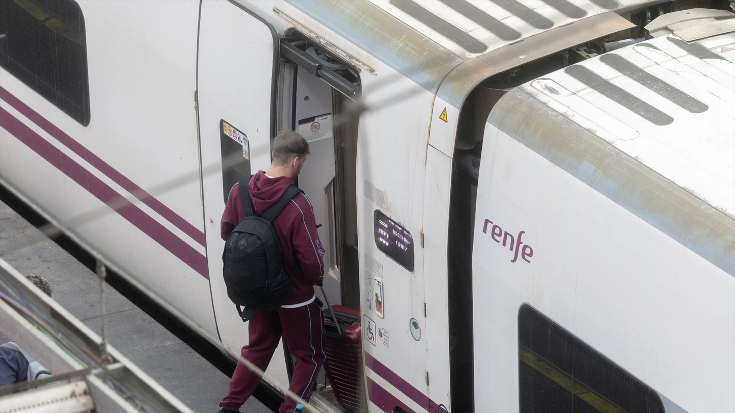 Foto de archivo de un viajero entrando a un vagón de tren Foto de archivo de un viajero entrando a un vagón de tren