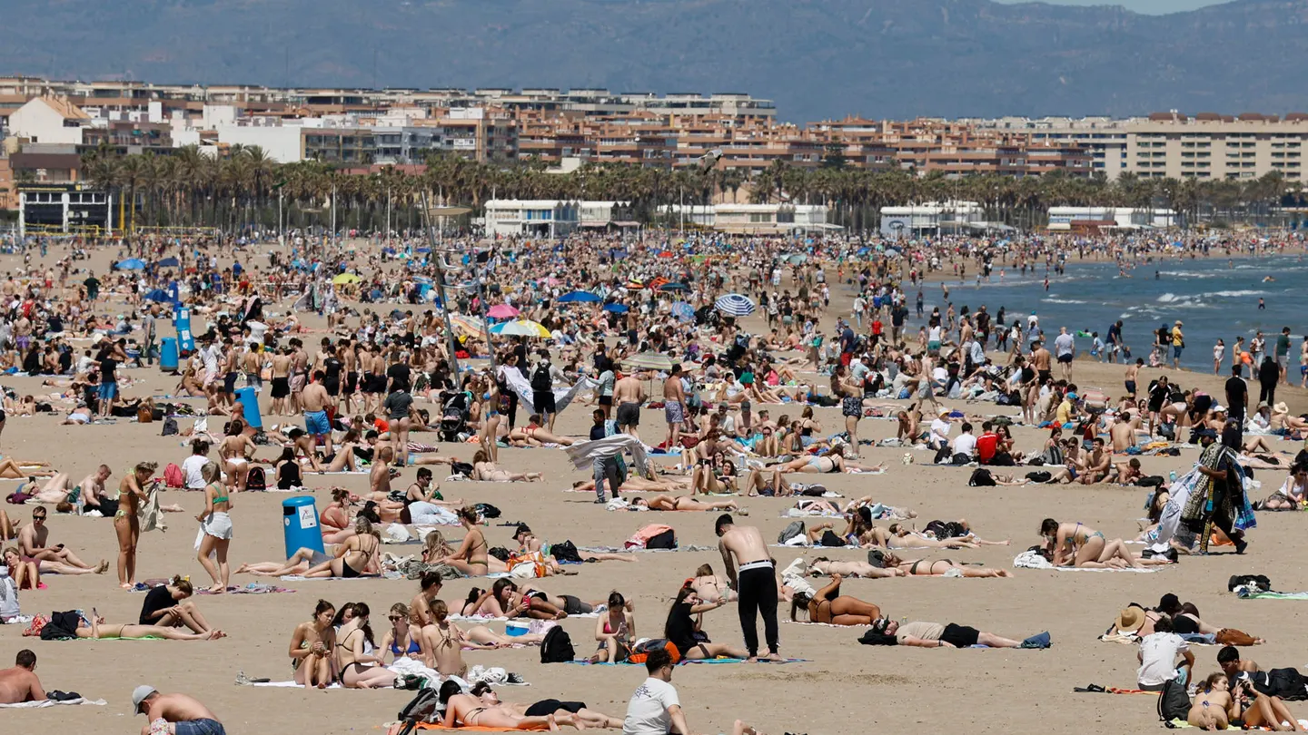 Cientos de personas en la playa de Las Arenas de Valencia este Jueves Santo Cientos de personas en la playa de Las Arenas de Valencia este Jueves Santo