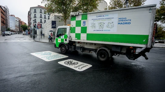 Un camión de la basura del Ayuntamiento de Madrid, en una imagen de archivo. Un camión de la basura del Ayuntamiento de Madrid, en una imagen de archivo.