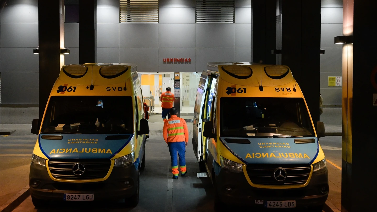 Dos ambulancias en las Urgencias del Complejo Hospitalario Universitario de A Coruña. Dos ambulancias en las Urgencias del Complejo Hospitalario Universitario de A Coruña.