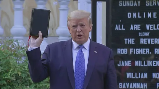 Biblia en mano y entre oraciones: un narcisista Trump trata de postularse como el Mesías de EEUU Biblia en mano y entre oraciones: un narcisista Trump trata de postularse como el Mesías de EEUU