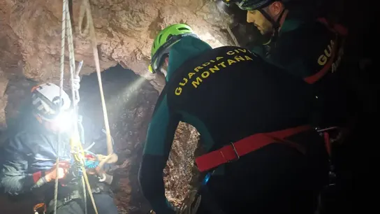 Rescatados cuatro espeólogos malagueños en la cueva dels Sumidors de Vallada (Valencia) Rescatados cuatro espeólogos malagueños en la cueva dels Sumidors de Vallada (Valencia)