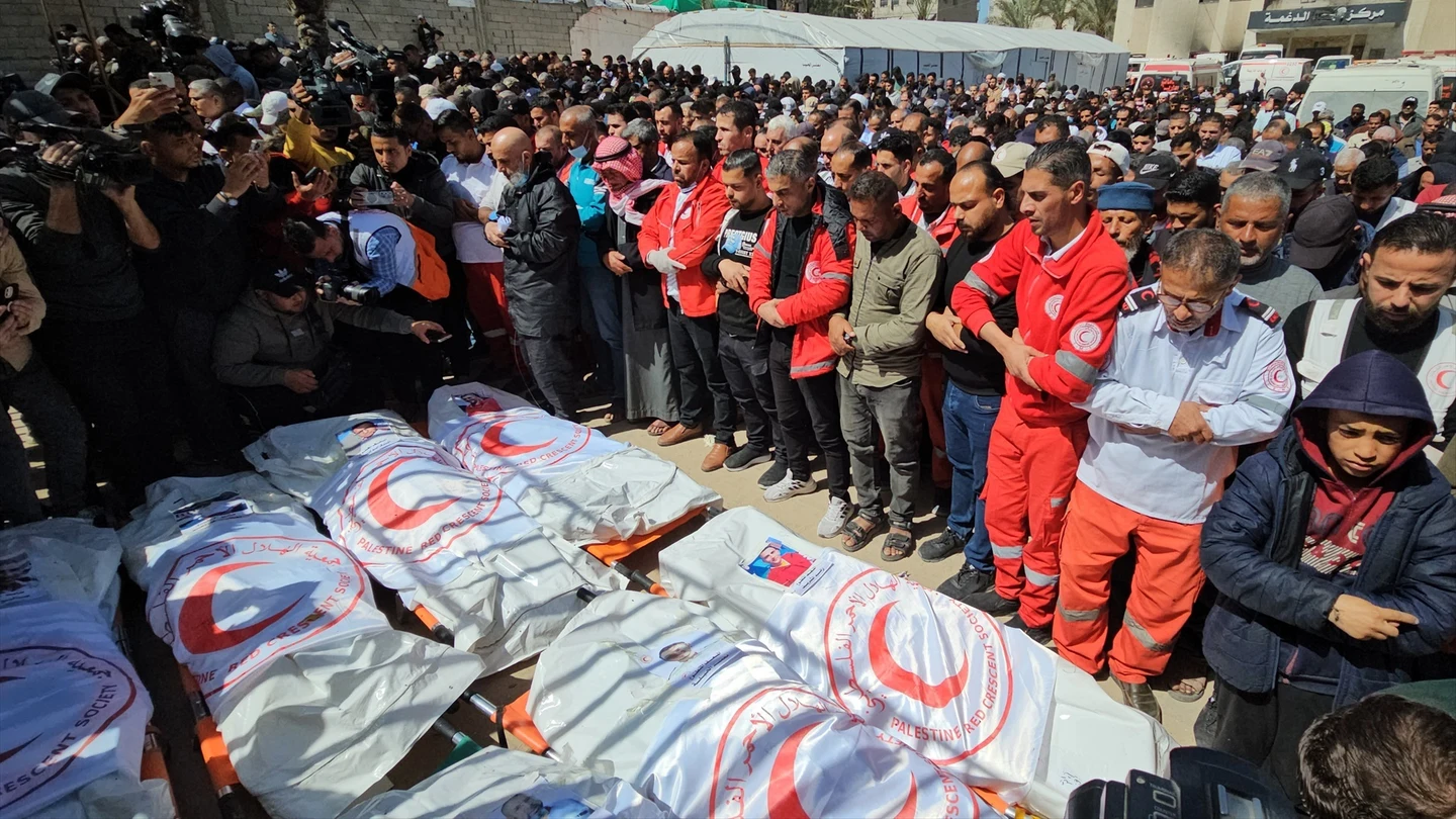 Los cuerpos de algunos de los trabajadores humanitarios asesinados por Israel en el ataque Los cuerpos de algunos de los trabajadores humanitarios asesinados por Israel en el ataque