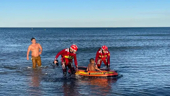 Tensión en la Malvarrosa por el rescate de un niño de 12 años que no podía llegar a la orilla Tensión en la Malvarrosa por el rescate de un niño de 12 años que no podía llegar a la orilla