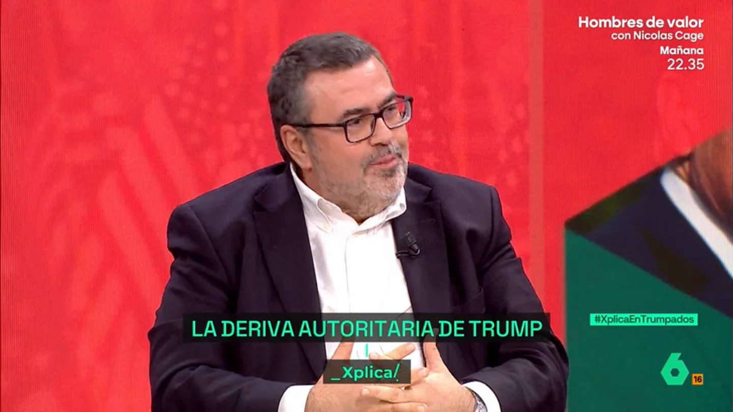XPLICA Pedro Rodríguez, tira de ironía ante la guerra arancelaria EEUU-China: "El colmo es que ambos comparten el fetichismo por los muros y las murallas" XPLICA Pedro Rodríguez, tira de ironía ante la guerra arancelaria EEUU-China: "El colmo es que ambos comparten el fetichismo por los muros y las murallas"