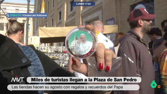 De imanes a rosarios: las tiendas de souvenirs hacen su agosto con los recuerdos del papa Francisco Desde la plaza de San Pedro, en el Vaticano, Cristina Pardo muestra los "objetos estrella" en las tiendas de souvenirs que, tras el fallecimiento del papa Francisco, "están a tope" con la venta de recuerdos del sumo pontífice.