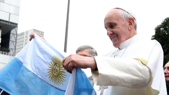 Imagen de archivo del papa Francisco con una bandera de Argentina. Imagen de archivo del papa Francisco con una bandera de Argentina.