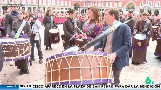 Alfonso Arús alucina al ver a Almeida en Semana Santa: "Le da igual un penalti que un tambor" Alfonso Arús alucina al ver a Almeida en Semana Santa: "Le da igual un penalti que un tambor"