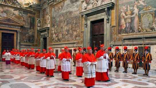 Cardenales caminan en procesión hacia la Capilla Sixtina en el Vaticano, al comienzo del cónclave de 2005. Cardenales caminan en procesión hacia la Capilla Sixtina en el Vaticano, al comienzo del cónclave de 2005.