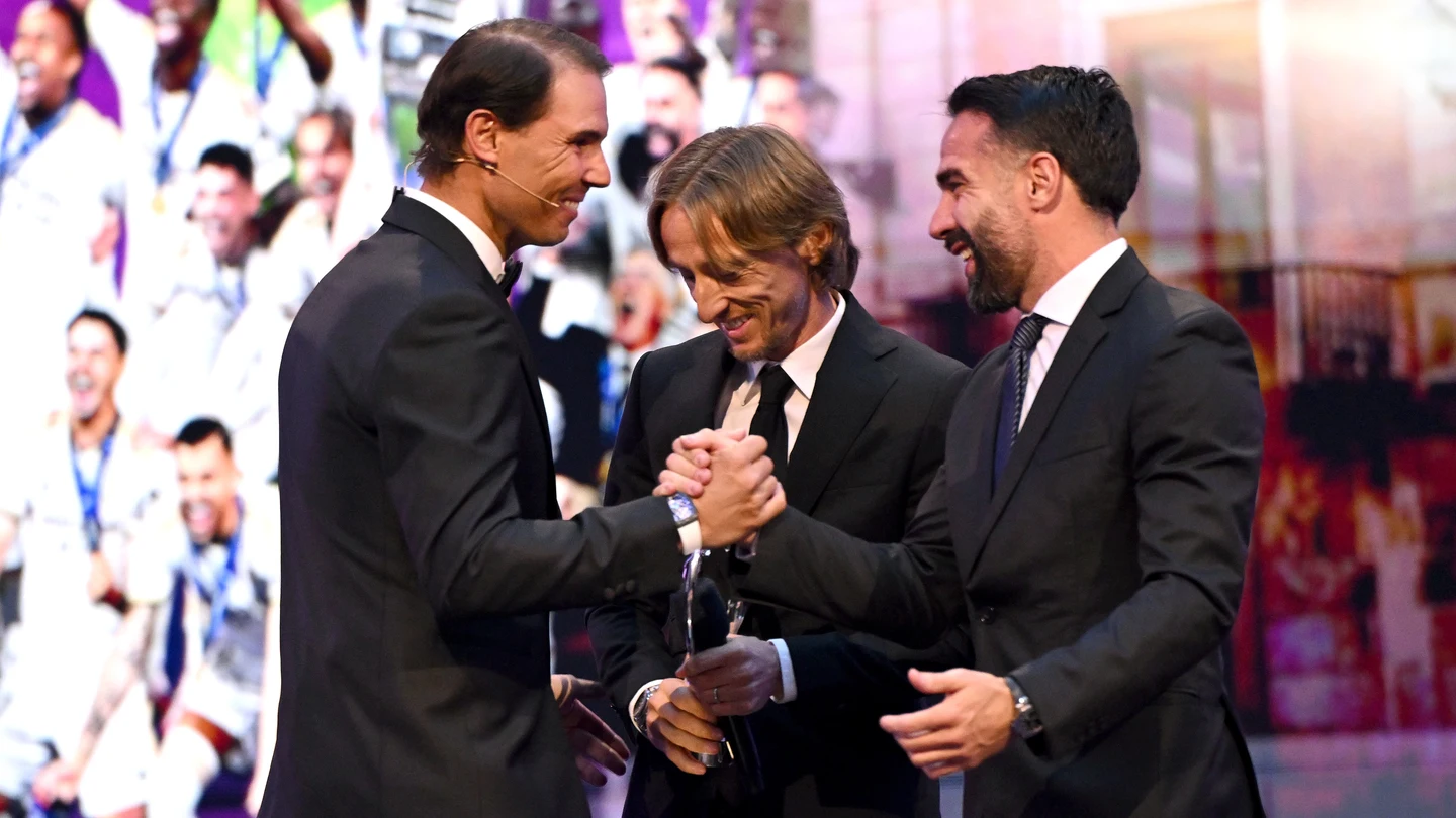 Rafa Nadal le entrega el premio a mejor equipo del año a Modric y Carvajal Rafa Nadal le entrega el premio a mejor equipo del año a Modric y Carvajal