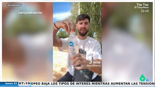 Un español se indigna al descubrir que en Marruecos los tapones no están pegados a la botella: "O lo hacemos todos o ninguno" Un español se indigna al descubrir que en Marruecos los tapones no están pegados a la botella: "O lo hacemos todos o ninguno"