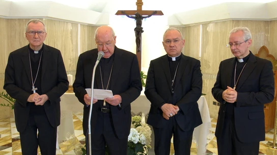 El cardenal Kevin Farrell y otros funcionarios del Vaticano anuncian la muerte del Papa Francisco en una declaración en video, en el Vaticano, el 21 de abril de 2025. El cardenal Kevin Farrell y otros funcionarios del Vaticano anuncian la muerte del Papa Francisco en una declaración en video, en el Vaticano, el 21 de abril de 2025.