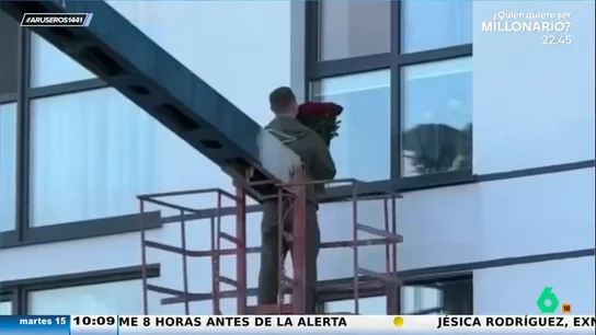 Sorprende a su novia subiendo en grúa a su ventana con un ramo de flores y se lleva una peineta Sorprende a su novia subiendo en grúa a su ventana con un ramo de flores y se lleva una peineta