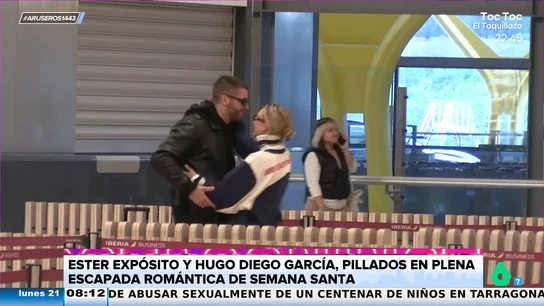 Los cariñosos gestos de Ester Expósito y Hugo Diego García cuando creen que nadie les ve Los cariñosos gestos de Ester Expósito y Hugo Diego García cuando creen que nadie les ve