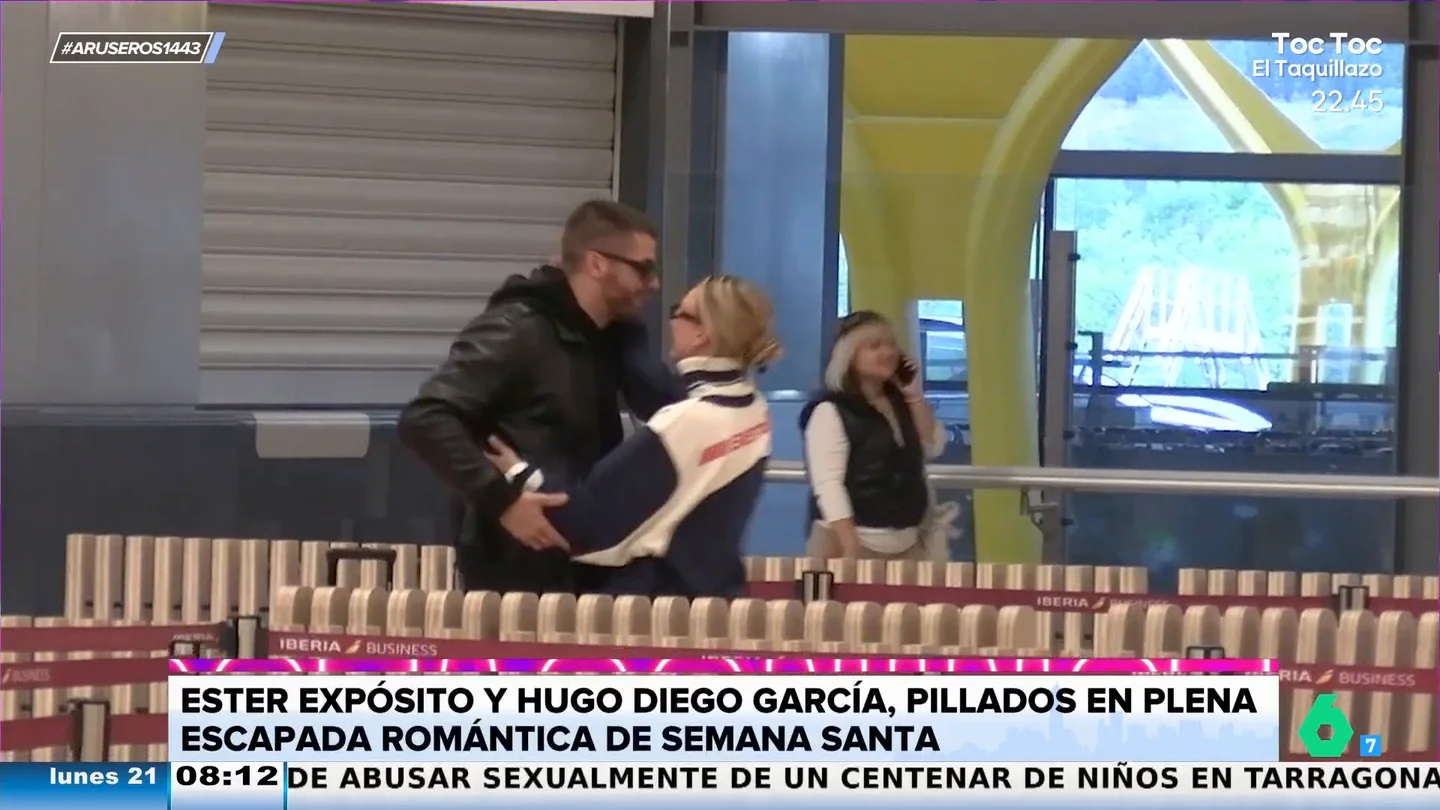 Los cariñosos gestos de Ester Expósito y Hugo Diego García cuando creen que nadie les ve Los cariñosos gestos de Ester Expósito y Hugo Diego García cuando creen que nadie les ve