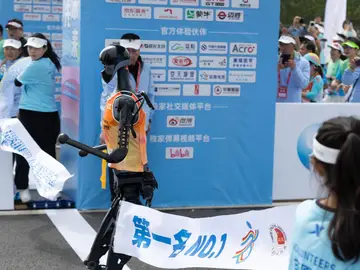 El robot Tiangong cruzando la línea de meta El robot Tiangong cruzando la línea de meta