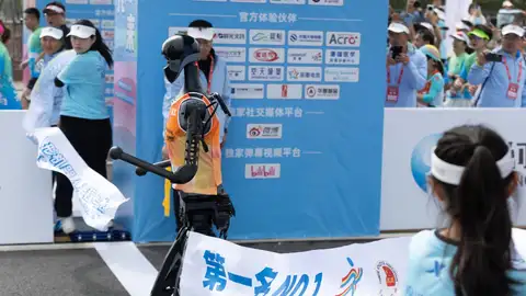 El robot Tiangong cruzando la línea de meta El robot Tiangong cruzando la línea de meta