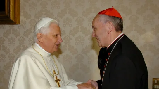 El papa Benedicto XVI saluda al cardenal arzobispo de Buenos Aires, Jorge Mario Bergoglio, durante su encuentro en la Biblioteca Privada del Sumo Pontífice en el Vaticano, el 13 de enero de 2007. El papa Benedicto XVI saluda al cardenal arzobispo de Buenos Aires, Jorge Mario Bergoglio, durante su encuentro en la Biblioteca Privada del Sumo Pontífice en el Vaticano, el 13 de enero de 2007.