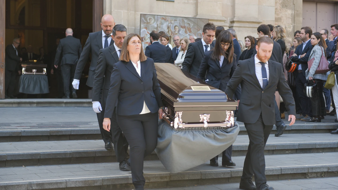 Salida de uno de los féretros de los cinco miembros de la familia del CEO de Siemens Salida de uno de los féretros de los cinco miembros de la familia del CEO de Siemens