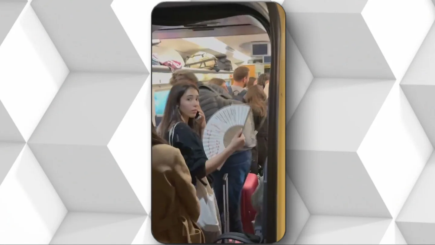 Caos en la estación de Chamartín: un fallo eléctrico deja atrapados a cientos de pasajeros Caos en la estación de Chamartín: un fallo eléctrico deja atrapados a cientos de pasajeros