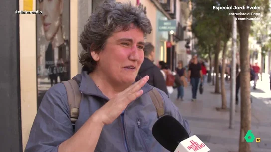 Una mujer no puede evitar reírse cuando le preguntan cómo se hacen unas lentejas: "Hay que hacer una movida de ajo" Una mujer no puede evitar reírse cuando le preguntan cómo se hacen unas lentejas: "Hay que hacer una movida de ajo"