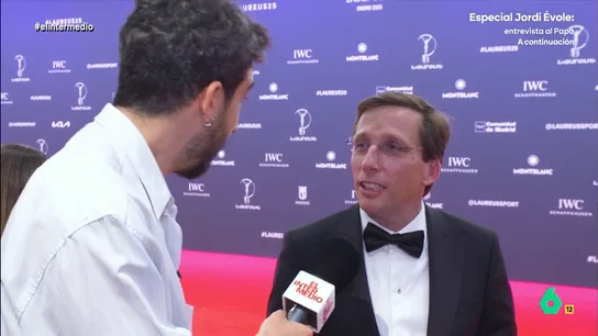 La comprometida pregunta de Isma Juárez a Almeida: "¿Ha practicado deporte de riesgo, como llevarle la contraria a Ayuso?" El reportero se encuentra con el alcalde de Madrid en la gala de los Premio Laureus. El reportero ha preguntado a Almeida por su hábitos deportivos, que no ha dudado en proponer un reto al Isma.