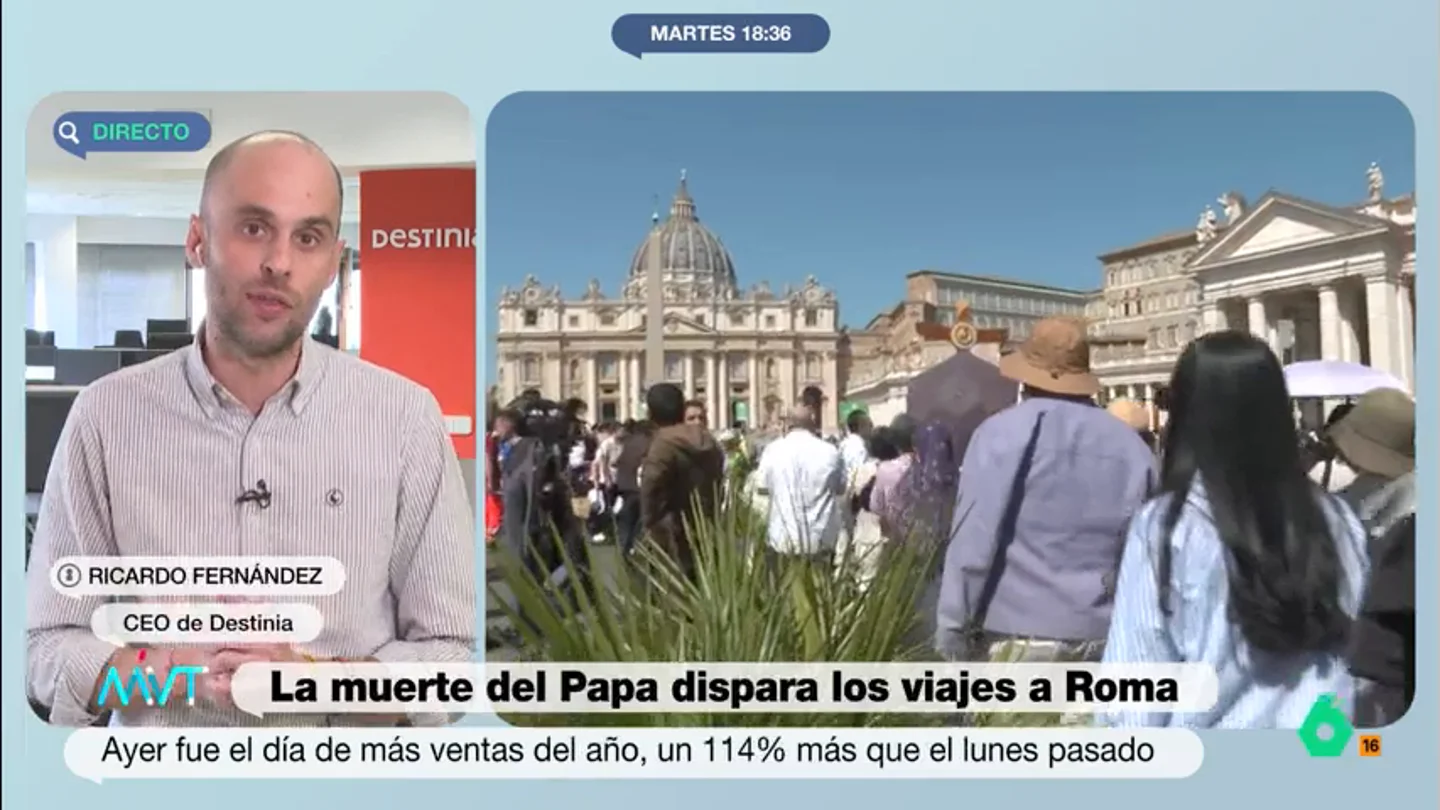 El CEO de Destinia avisa a quienes quieran viajar a Roma: "El precio está subiendo mientras estamos hablando" La muerte del papa Francisco ha disparado las reservas de vuelos y alojamiento en Roma. Según explica en este vídeo Ricardo Fernández, CEO de Destina, ayer fue "el día del año que más se reservó en Roma".