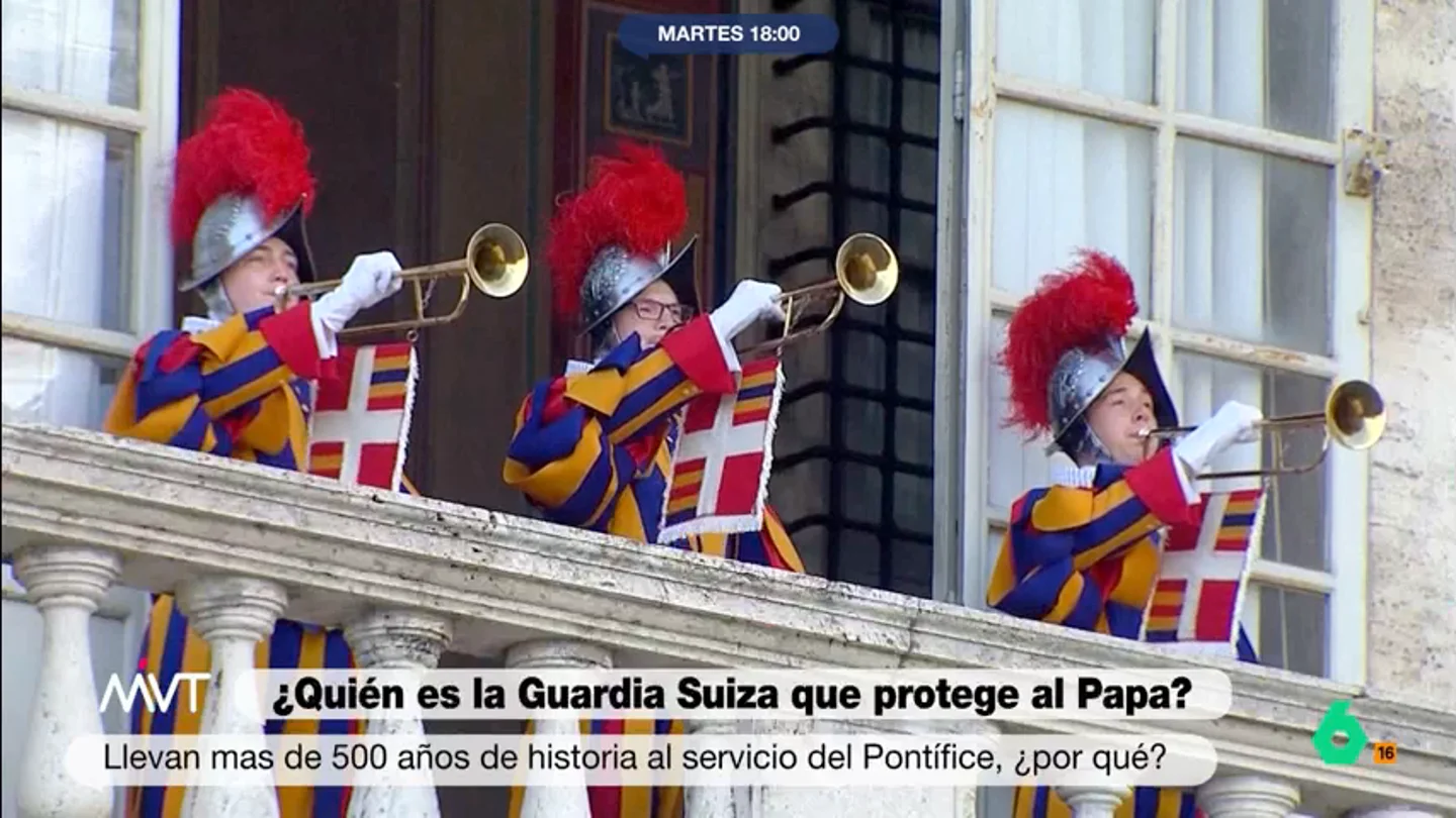 Un sueldo de 1.500 euros, ser célibe y católico: así es la vida de la Guardia Suiza que protege al papa Un sueldo de 1.500 euros, ser célibe y católico: así es la vida de la Guardia Suiza que protege al papa