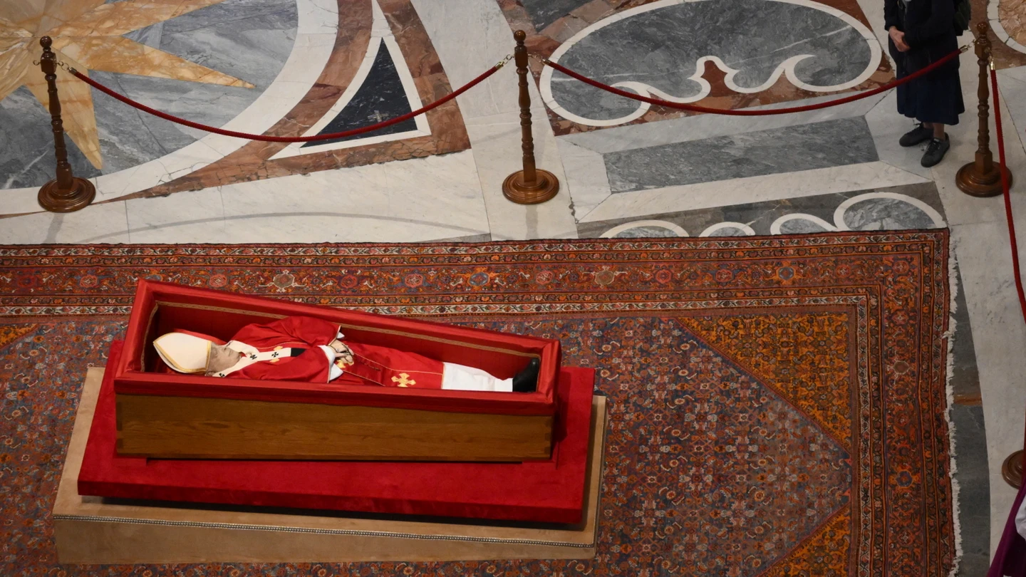 La monja Genevieve se salta el protocolo para despedir al papa Francisco La monja Genevieve se salta el protocolo para despedir al papa Francisco
