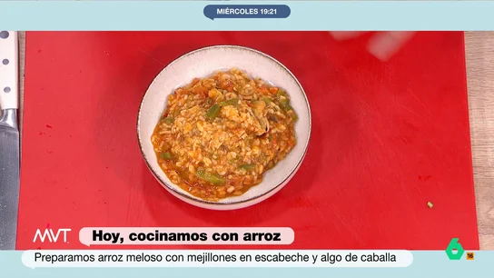 Receta fácil de arroz meloso de mejillones y caballa con vasitos de arroz precocido de Pablo Ojeda Cocinar con ingredientes preparados, enlatados o en conserva puede ayudarte a comer sano. El nutricionista Pablo Ojeda te enseña a cocinar una receta fácil con vasitos de arroz, mejillones en escabeche y caballa en lata.