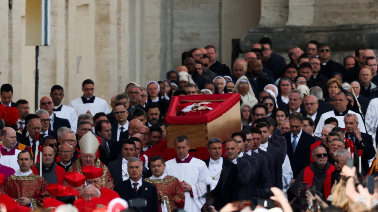 Traslado del féretro del papa Francisco desde Santa Marta a San Pedro. Traslado del féretro del papa Francisco desde Santa Marta a San Pedro.