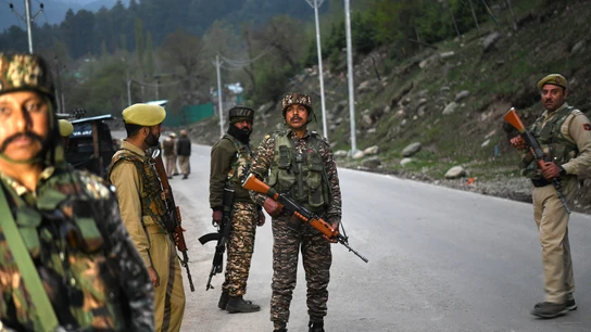 Fuerzas de seguridad indias se desplegaban en el puesto de control en Pahalgam después de que militantes abrieran fuego contra turistas en el valle de Baisaran. Fuerzas de seguridad indias se desplegaban en el puesto de control en Pahalgam después de que militantes abrieran fuego contra turistas en el valle de Baisaran.