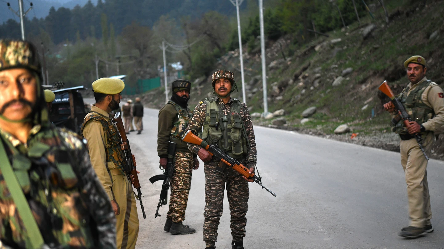 Fuerzas de seguridad indias se desplegaban en el puesto de control en Pahalgam después de que militantes abrieran fuego contra turistas en el valle de Baisaran. Fuerzas de seguridad indias se desplegaban en el puesto de control en Pahalgam después de que militantes abrieran fuego contra turistas en el valle de Baisaran.