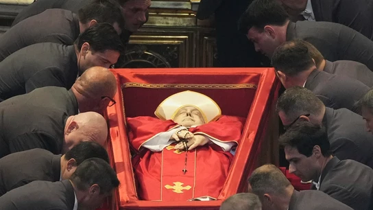 Los detalles de la capilla ardiente del papa: de los selfies a las lágrimas para despedir a Francisco Los detalles de la capilla ardiente del papa: de los selfies a las lágrimas para despedir a Francisco