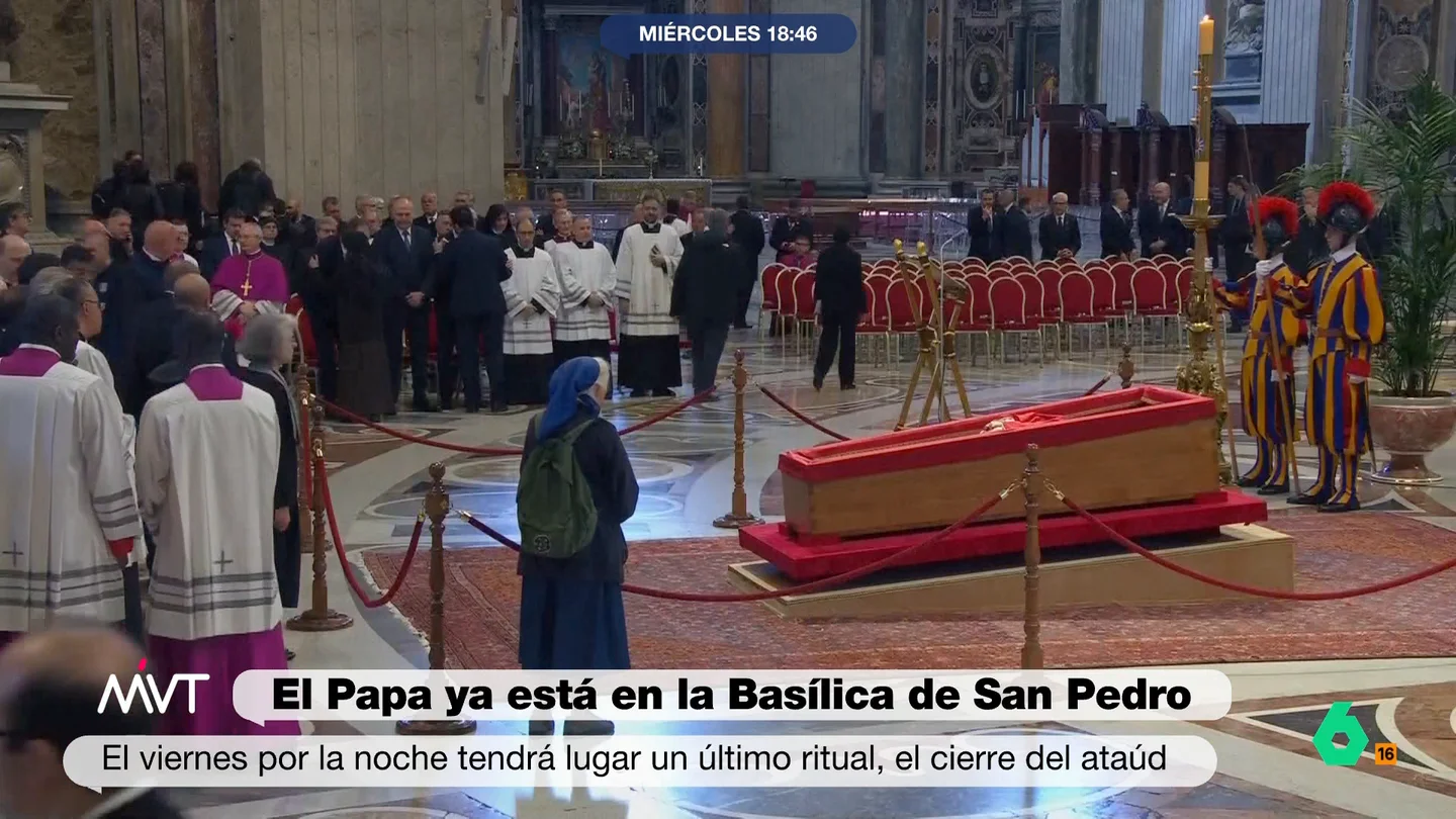 La monja que se ha saltado el protocolo en la capilla ardiente del papa: "Le ayudó al papa a conocer el mundo trans" La monja que se ha saltado el protocolo en la capilla ardiente del papa: "Le ayudó al papa a conocer el mundo trans"