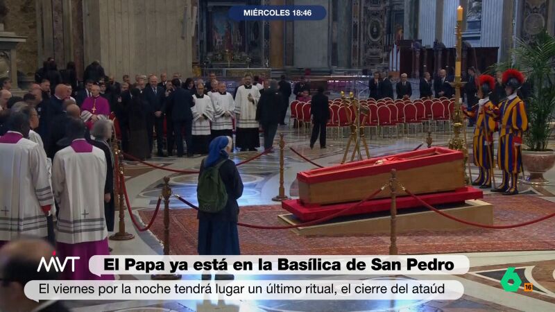 La monja que se ha saltado el protocolo en la capilla ardiente del papa: "Le ayudó al papa a conocer el mundo trans"