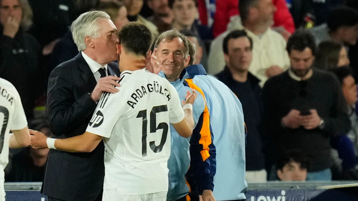 Ancelotti besa a Güler tras su tanto en Getafe Ancelotti besa a Güler tras su tanto en Getafe