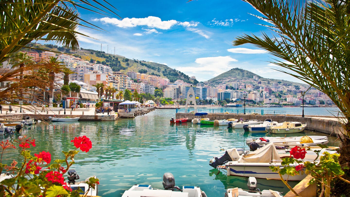 Saranda, puerto en la costa del Mar J&oacute;nico, en Albania