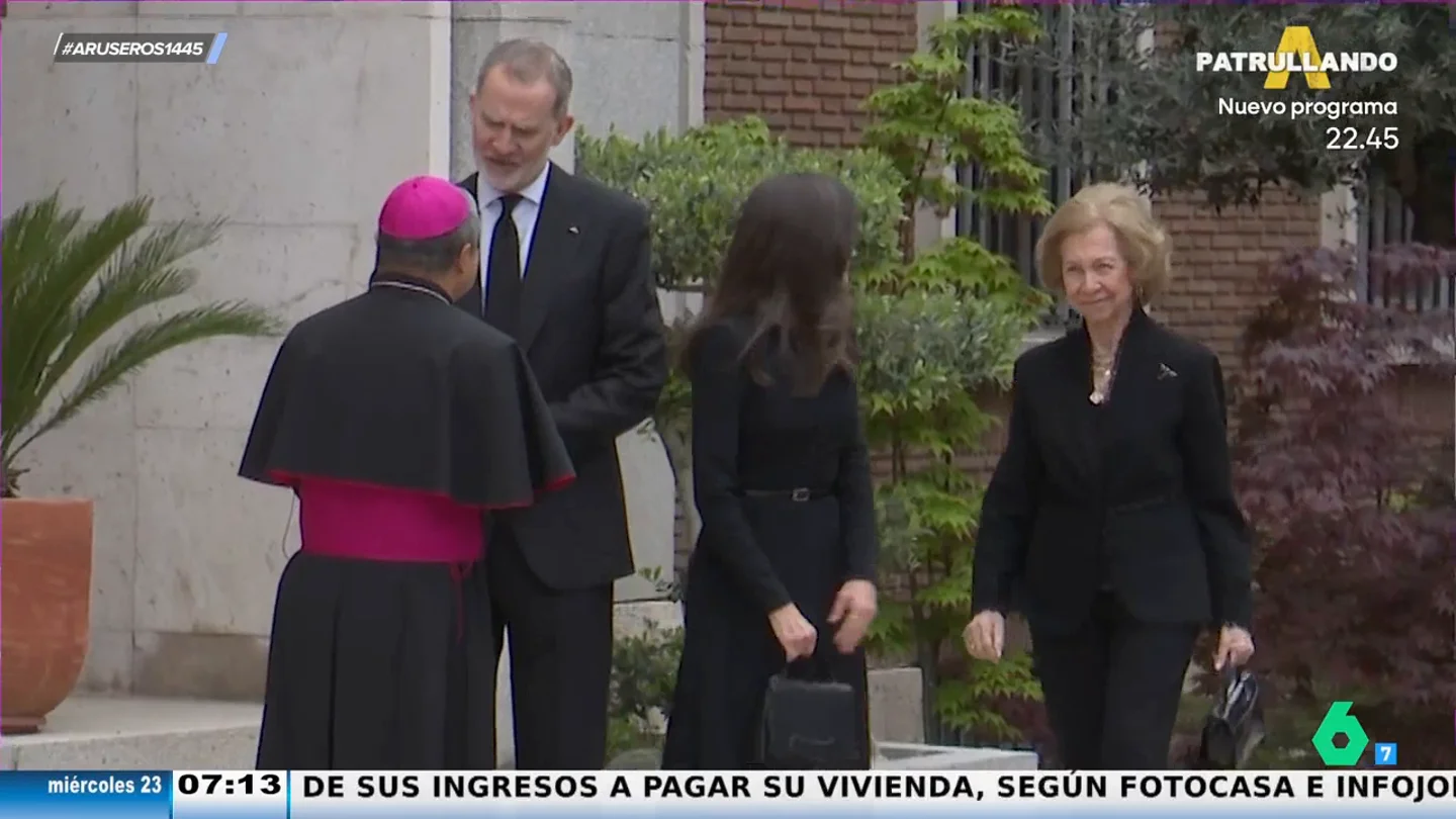 El gesto de la reina Letizia al encontrarse a la reina Sofía para firmar el libro de condolencias del papa El gesto de la reina Letizia al encontrarse a la reina Sofía para firmar el libro de condolencias del papa